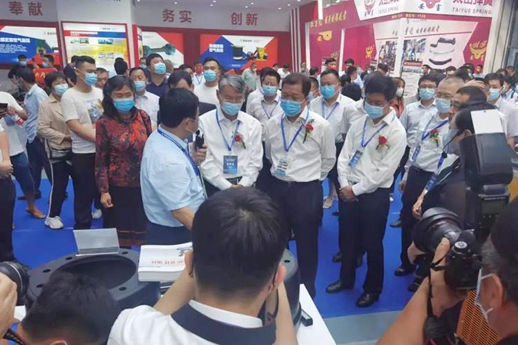 熱烈歡迎梁山縣委賈書記陪同國家市場監(jiān)管總局丁司長、國家工信部裝備司王司長親臨正陽集團展廳視察工作